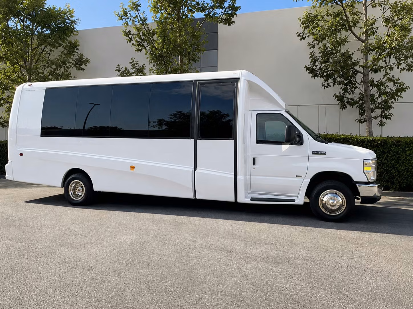 pico rivera 15 passenger minibus rental