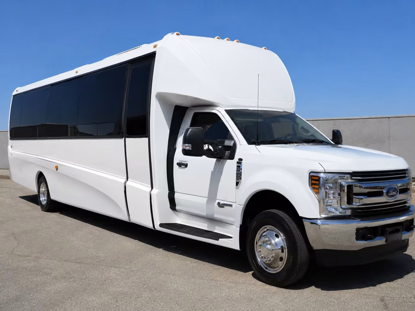 pico rivera 20 passenger minibus rental